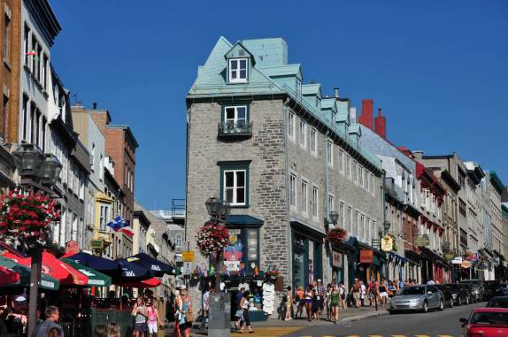 Rua movimentada no centro histórico de Quebec, no Canadá